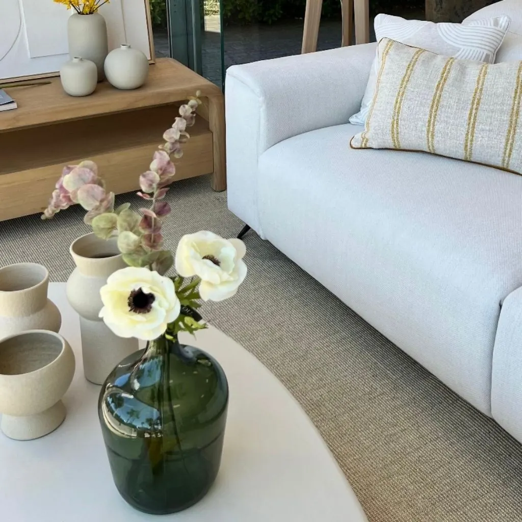 salon-moerno-con-decoracion-jarron-verde