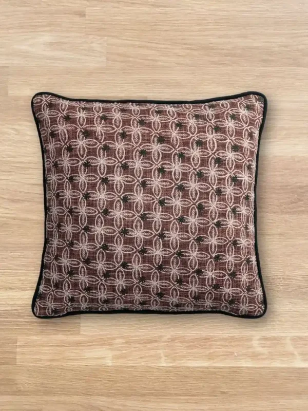 funda-cojin-chandra-vista-fondo-madera