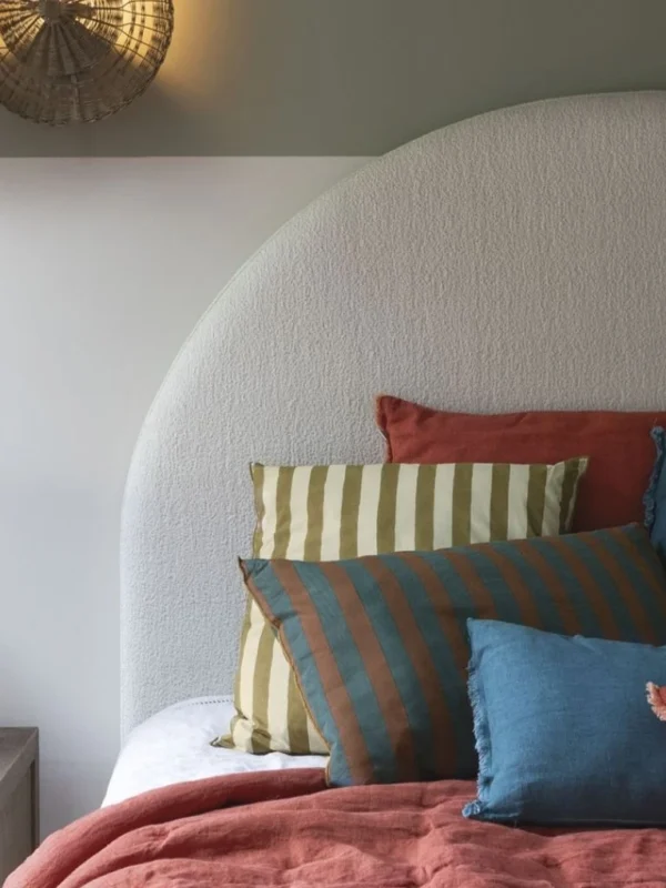 funda-de-cojin-bayadere-azul-petroleo-y-terracota-80x50-cm-en-cama