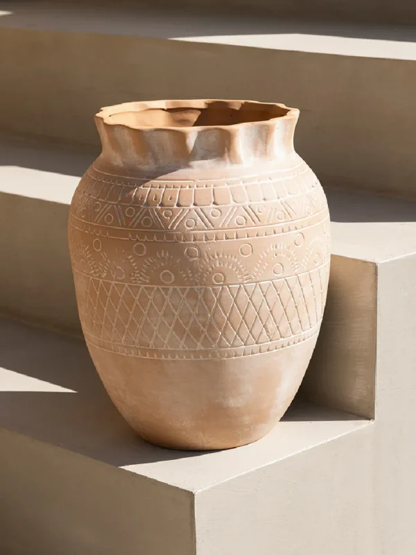 jarron-decorativo-de-ceramica-beige-binibeca-en-escalera-vista-en-angulo