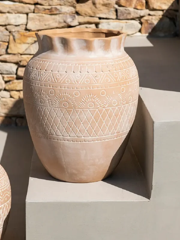 jarron-decorativo-de-ceramica-beige-binibeca-en-escalera-vista-frontal