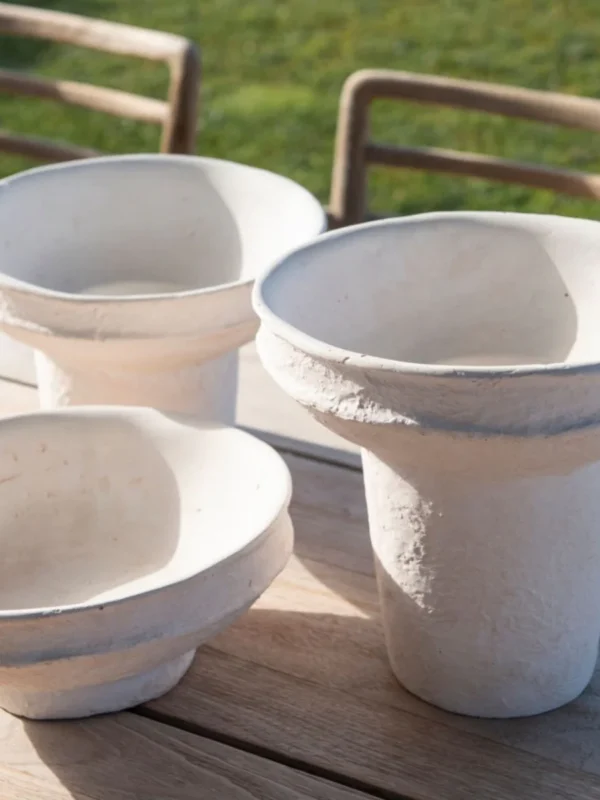 jarron-decorativo-blanco-de-cemento-estilo-moderno-en-mesa