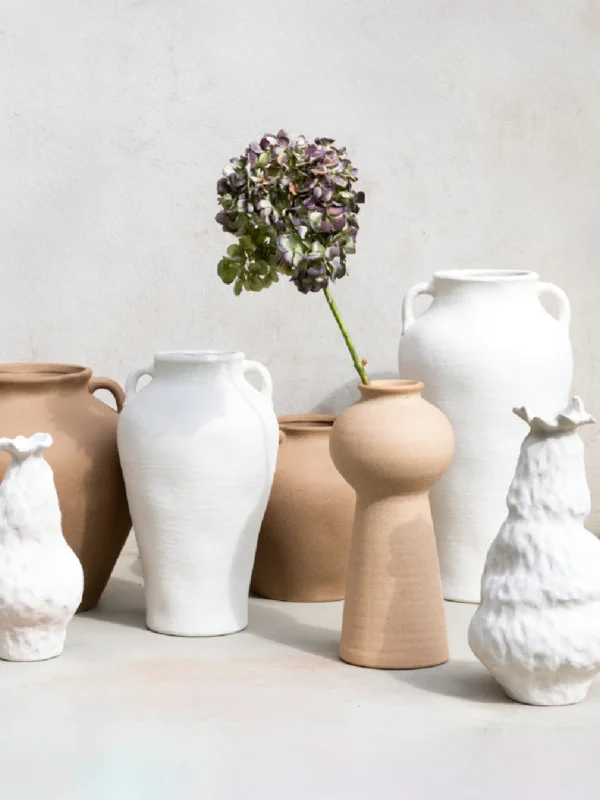 jarron-decorativo-de-ceramica-blanco-santorini-entre-jarrones
