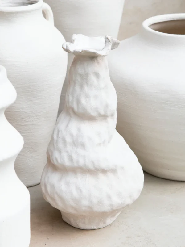 jarron-decorativo-de-ceramica-blanco-santorini-entre-jarrones-blancos