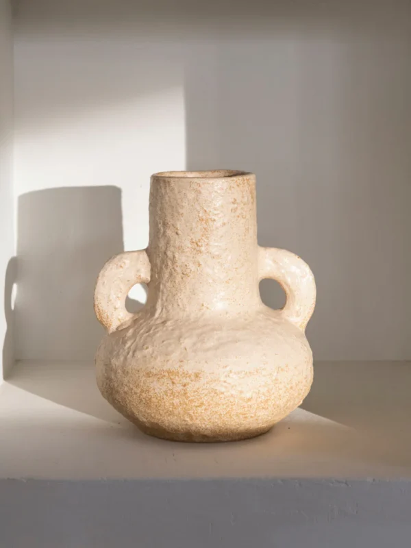 jarron-decorativo-de-ceramica-sicily-en-estanteria-de-obra