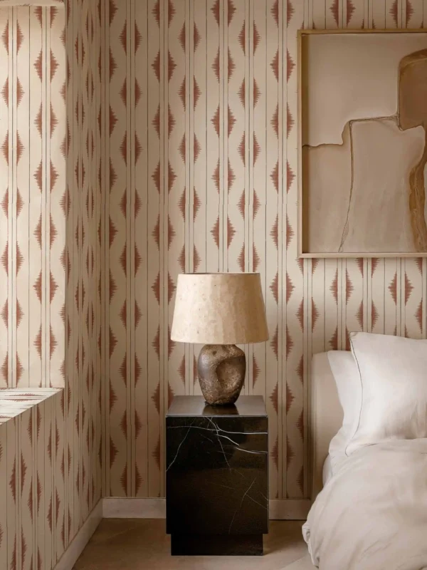 papel-bordado-azilal-ultramarine-patron-repetido-cordonne-en-habitacion-con-lampara