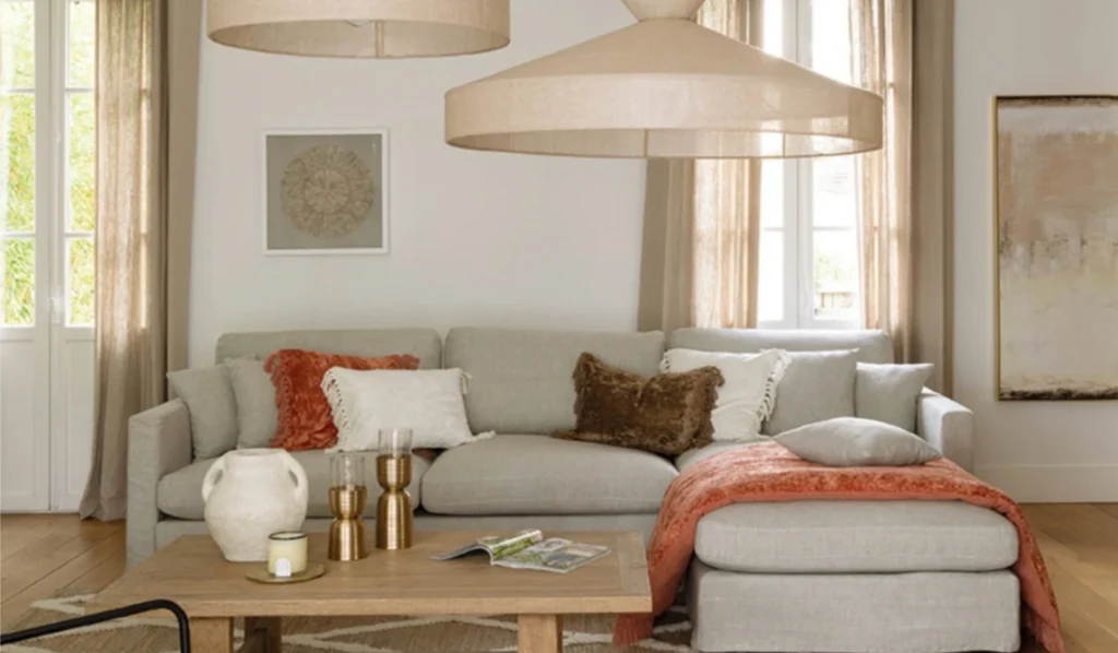 salon-con-chaiselongue-cubierto-por-mantas-y-cojines-naranjas