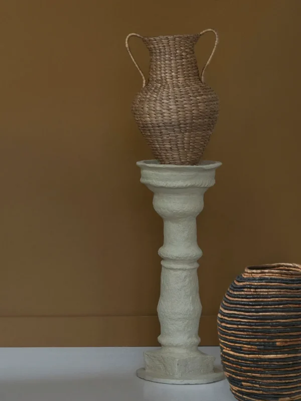 Jarron-de-anfora-decorativo-OASIS-en-mimbre-pedestal