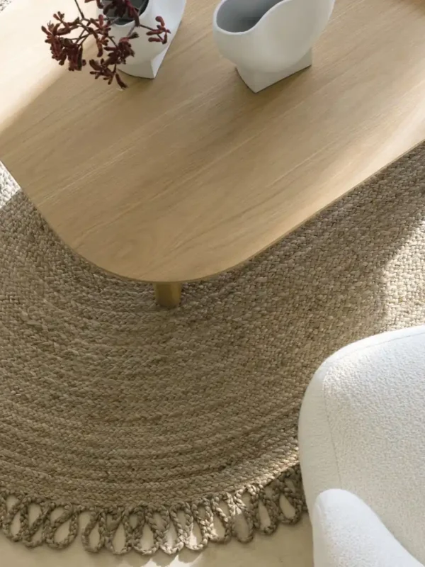 alfombra-ovalada-de-yute-blanc-divoire-en-salon