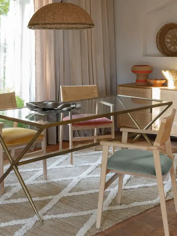 mesa-anatole-de-metal-con-cristal-en-salon