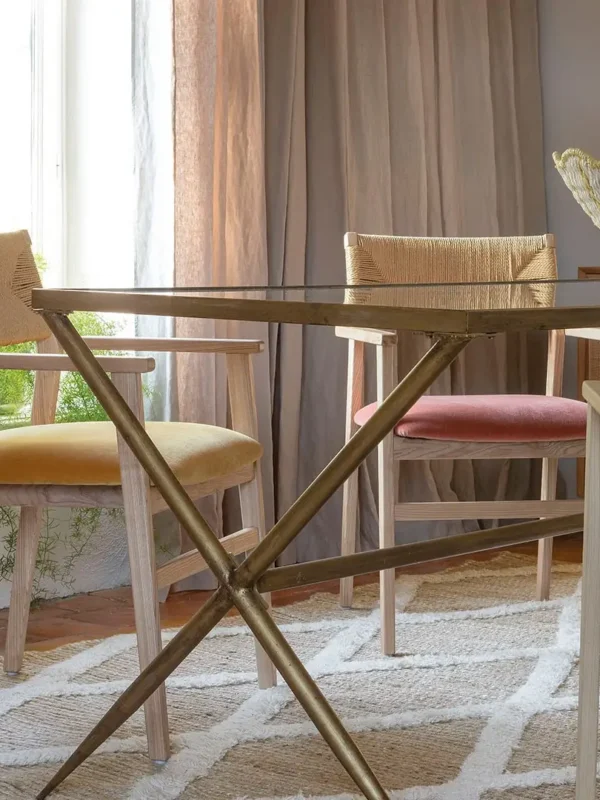 mesa-anatole-de-metal-con-cristal-en-salon-zoom