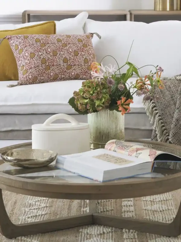 mesa-de-centro-maxton-natural-modelo-grande-con-decoracion