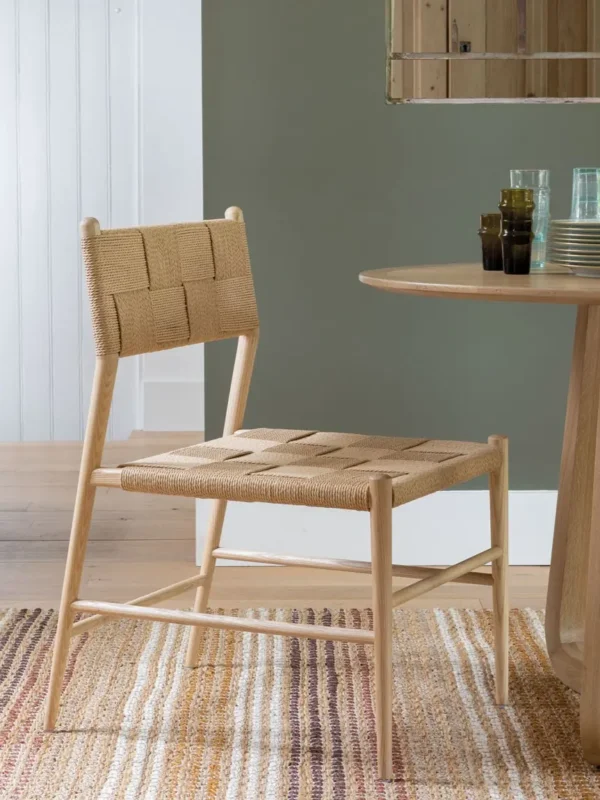 silla-juliette-madera-clara-en-salon