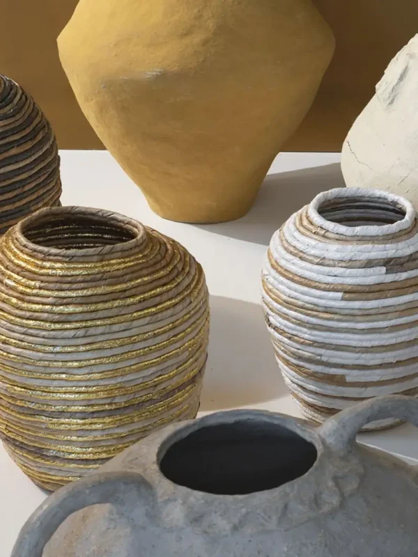 jarra-decorativa-de-abaca-goa-natural-y-azul-entre-jarras