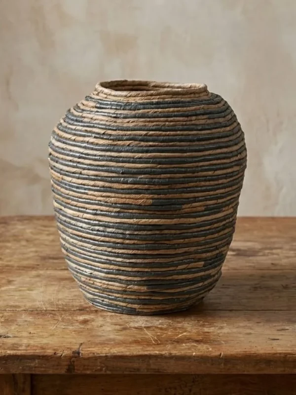 jarra-decorativa-de-abaca-goa-natural-y-azul-sobre-mesa