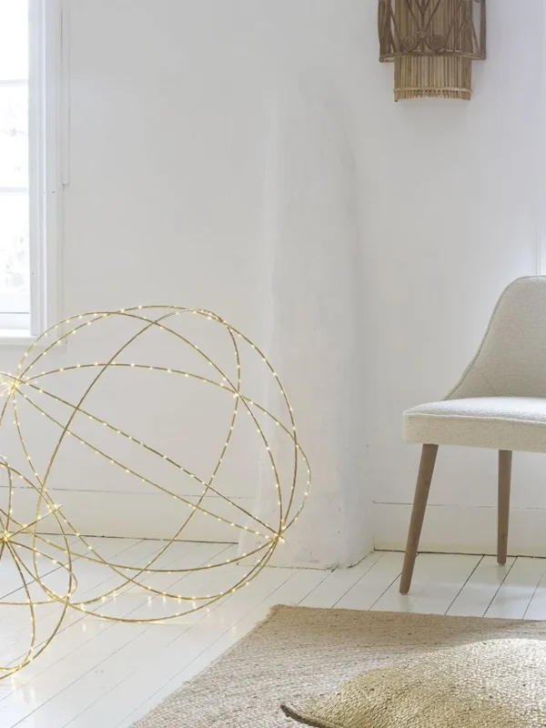 3-esferas-luminosas-helios-junto-a-silla