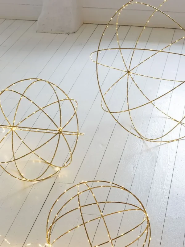 3-esferas-luminosas-helios-sobre-suelo