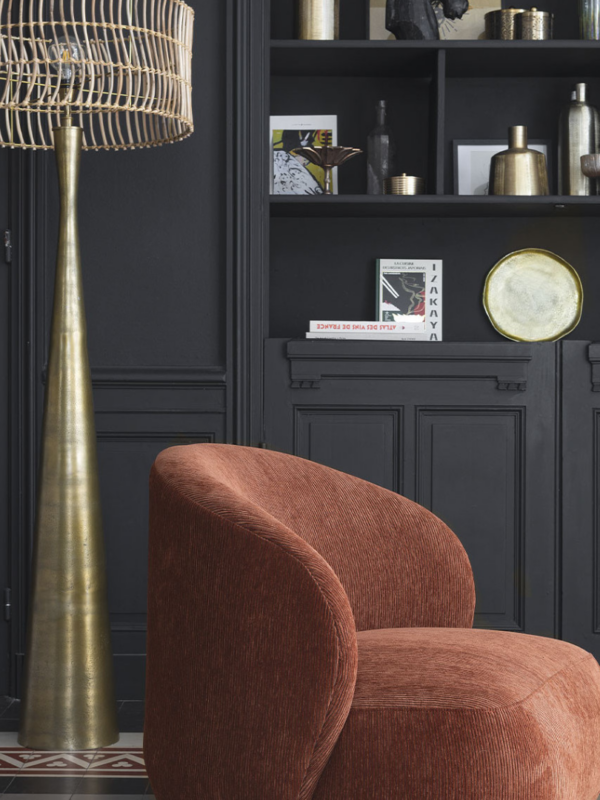 base-de-lampara-de-pie-malia-laton-en-salon-negro