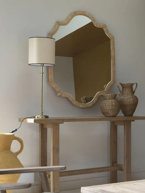 base-de-lampara-juliette-en-metal-dorado-sobre-mesa