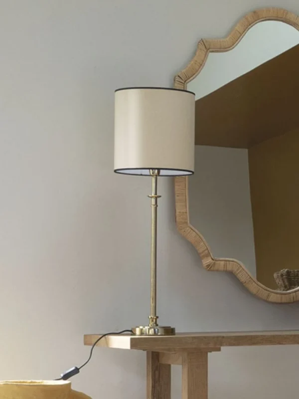 base-de-lampara-juliette-en-metal-dorado-sobre-mesa-zoom