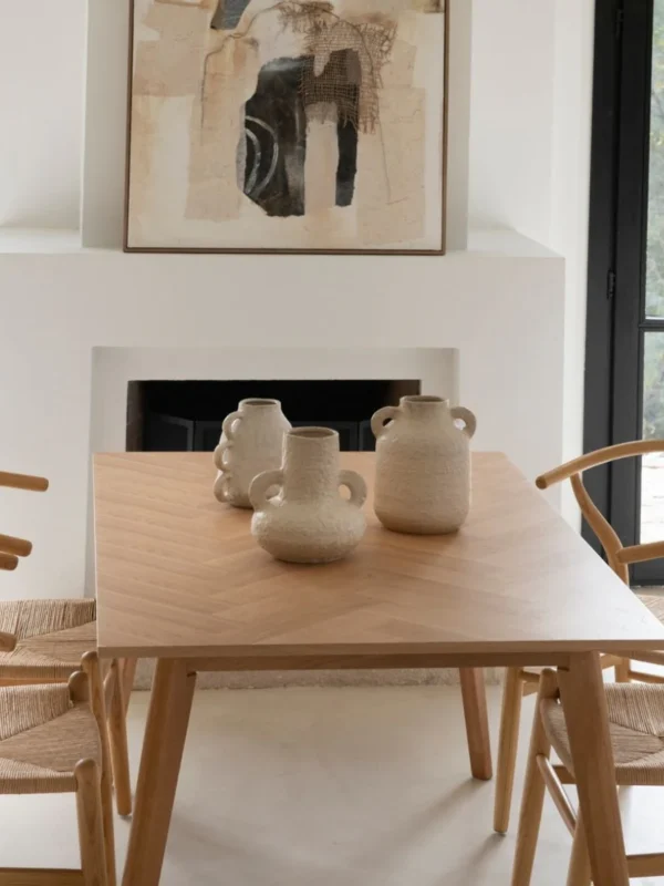 mesa-de-comedor-nordica-de-madera-en-salon