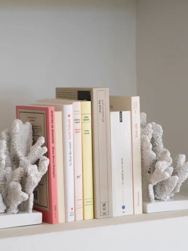 sujetalibros-decorativo-blanco-coral-en-estanteria
