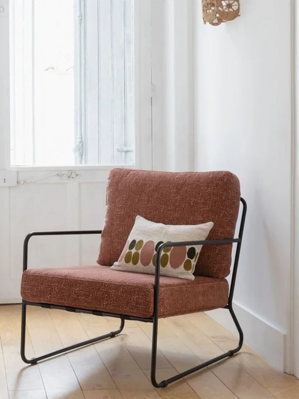 sillon-gaspard-terciopelo-jacquard-en-salon-con-cojin